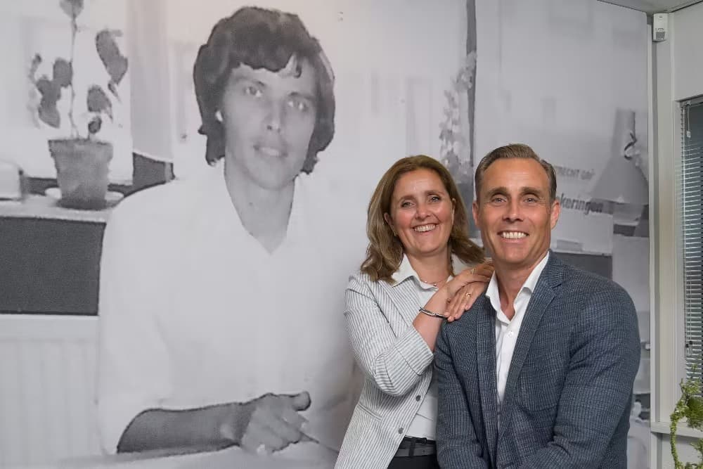 Marc en zijn zus Ilse voor het portret van hun vader Paul Diks — de oprichter in 1970