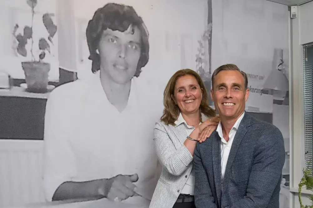 Marc en zijn zus Ilse voor het portret van hun vader Paul Diks, de oprichter in 1970