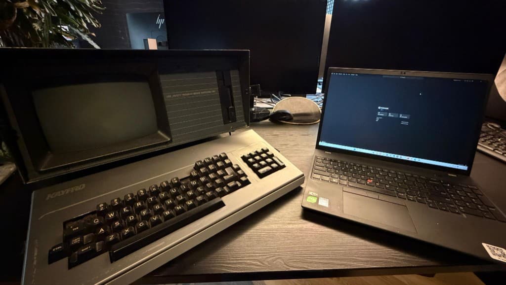 Een Kaypro 10 computer naast een moderne laptop — het begin en het nu