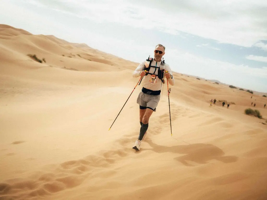 Marc Diks tijdens de Marathon des Sables, lopend door de Sahara